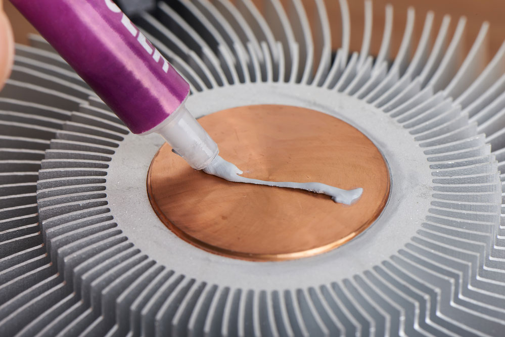 applying heat paste on the heat sink